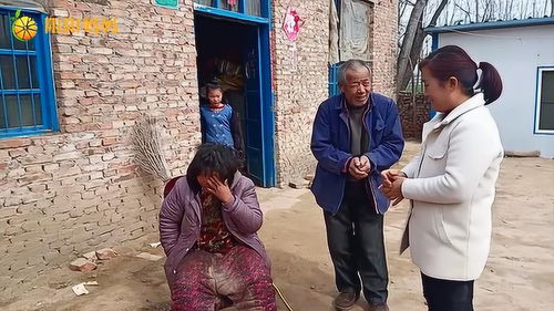 农村70岁的老奶奶,70岁老太徒手爬4米高，15分钟摘秃香椿树，你怎么看？