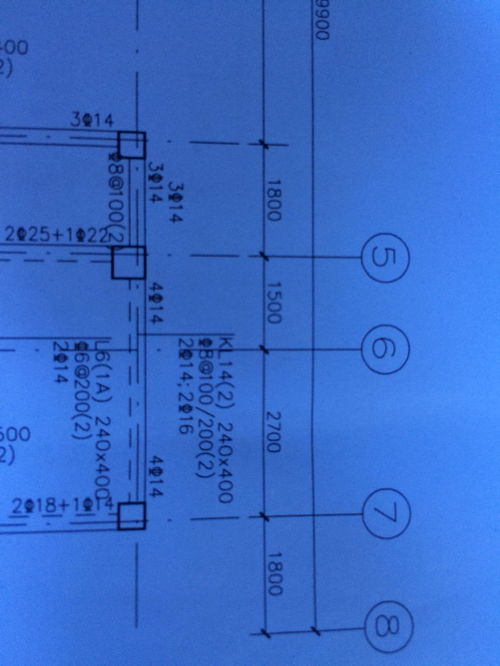 前面3根后面2根,脑筋急转弯：有一个人从前面看有三根头发，从后面看有两根头发，究竟有几根头发？