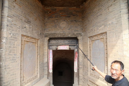 女子买下老人旧宅数月后发现密室,有一部电影，讲述的是一个女人买下了一栋旧宅，晚间有人来偷窃，她躲进一个避室里