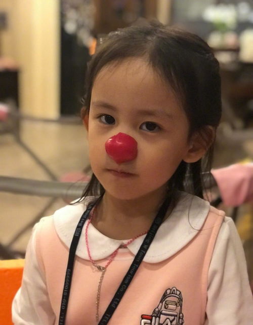 妹妹的橡皮擦,一本小说开头是妹妹橡皮卡到了女孩子那个地方叫他哥哥帮他拿，是什么小说！！