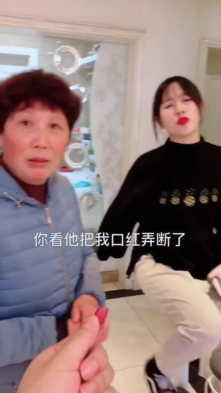 婆婆当着我的面让老公亲她,婆婆面前与老公亲热会伤婆媳情感吗？