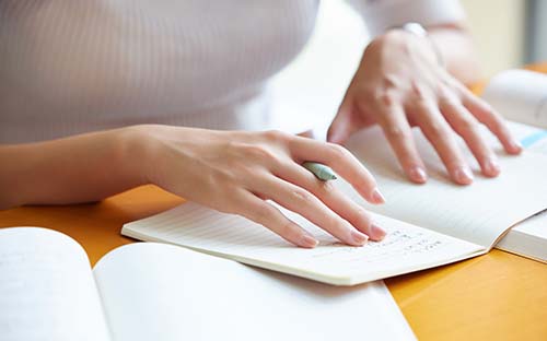 婆婆我老公一起做,我老公和公公婆婆一起做生意，我也快生孩子了，他说过年挣得钱不给我交，他要自己拿我该怎么办？？？