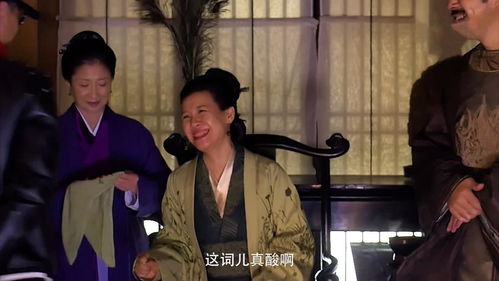 娘子笑,“庭有枇杷树，吾妻死之年所手植也，今已亭亭如盖矣。……小娘子一笑，恰似吾妻年少时。”是什么意思？