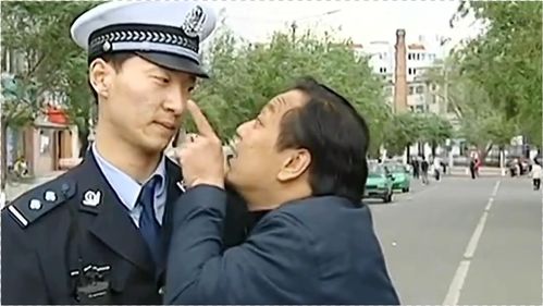 年轻的警察被扒了警服带走关禁闭,警察被关禁闭严重吗