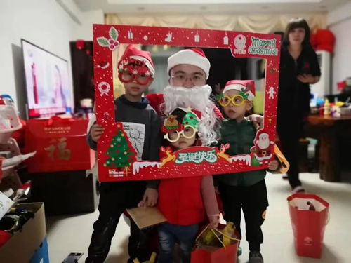 模仿圣诞老人写给孩子的信,以圣诞老人的口吻给孩子写封信，内容可以表扬孩子出色的表现，如，好学。善良，孝顺，懂事。也可以给孩子