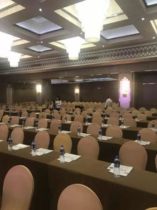 没有鲜花的舞台,一首教师节的歌，其中大概歌词是： 就在你不经意回头间已满山青松翠柏 你的注视点亮我的阴霾。。。。