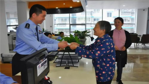 漂泊他乡的老人,漂泊他乡的老人回到久别的故乡可用贺知章的什么诗句来表达此时的感慨？