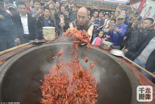 男子徒手爆炒龙虾,男子徒手爆炒龙虾，小龙虾怎么做好吃又方便