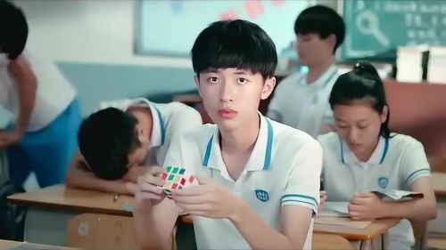 男生班转来女生,我今年高一,成绩不错,我是男生。在班里表现得比较内向。这学期班级转来了一女生,我开始有些好奇总是看