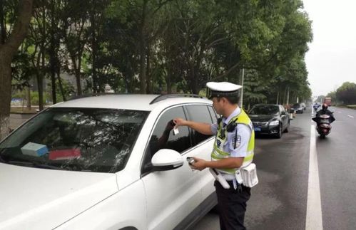 群众给警车开罚单,陕西汉中群众给“违停”警车贴“罚单”是真的吗?