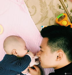 让爸爸享受一下,女儿养大了父亲是不是应该享受一下？