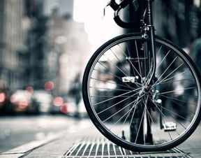 逆风骑自行车时,逆风骑自行车时，风速越大，行走越困难，这是因为受到空气阻力的作用．物体所受空气阻力大小与哪些因素有